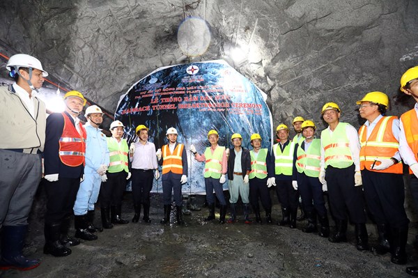 Thông hầm dẫn nước Nhà máy thủy điện Đa Nhim mở rộng