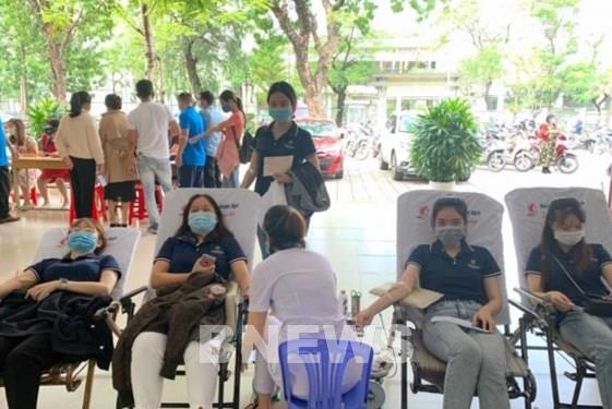 Nhân viên Công ty Tài chính Shinhan Finance hiến máu tại Đà Nẵng