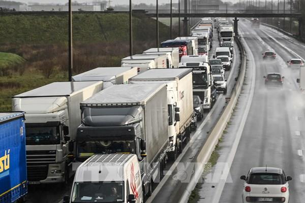 Ngư dân Pháp chặn tàu bè qua Eo biển Manche nhằm phản đối Anh