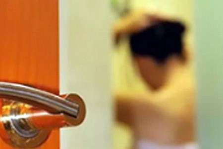 Tạm giữ đối tượng dùng camera quay lén tại khách sạn để tống tiền
