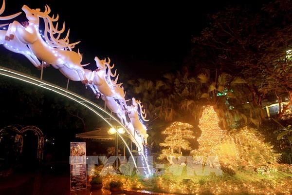 Hải Phòng trang hoàng rực rỡ sắc đèn đón Noel
