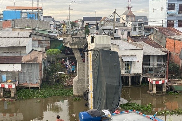 Tiền Giang: Khởi tố lái xe làm sập cầu dân sinh