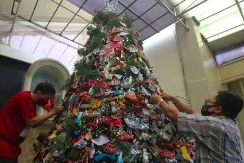 Indonesia: Cây thông Noel được trang trí bằng khẩu trang và nước sát khuẩn 