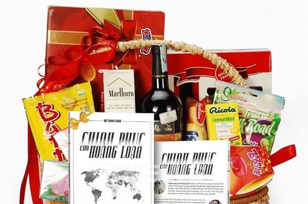 Thị trường quà Tết 2021: Độc lạ giỏ quà sách, rau củ, quả
