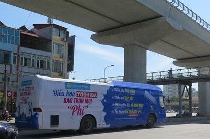 Dùng decal quảng cáo phủ kín xe: Vi phạm các quy định của Luật Giao thông đường bộ