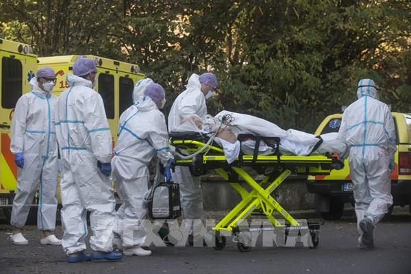 Thêm nhiều nước đình chỉ các chuyến bay từ Anh 