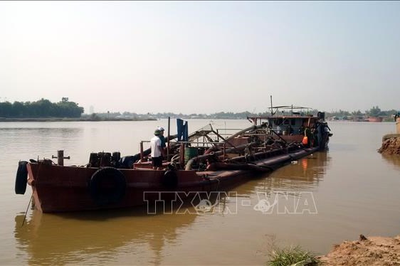 Phát hiện đường dây khai thác cát trái phép số lượng lớn trên sông Hồng