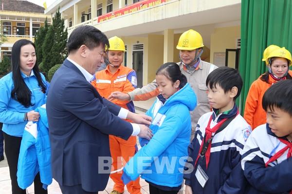 EVNNPC tri ân khách hàng tại vùng lũ Nghệ An, Hà Tĩnh