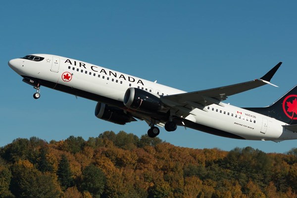 Máy bay Boeing 737-8 MAX của Air Canada gặp sự cố động cơ