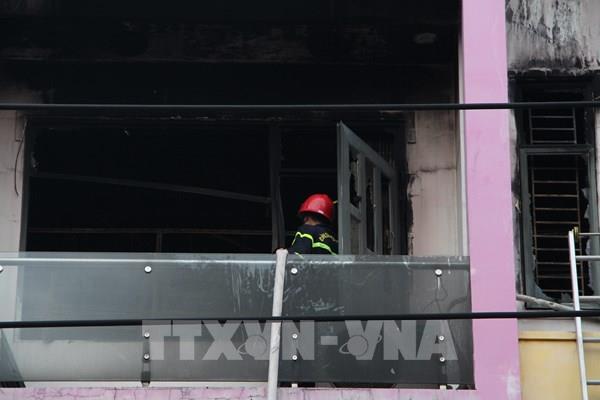 Cháy lớn tòa nhà 3 tầng chuyên bán giày da