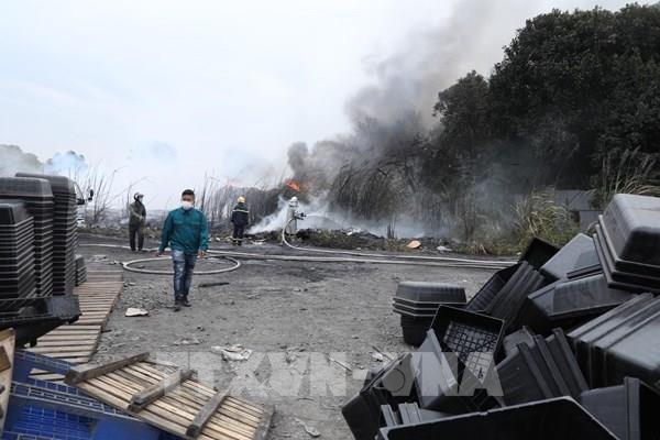 Dập tắt đám cháy tại bãi phế liệu ngoài đê sông Hồng