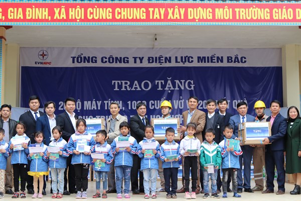 EVNNPC tặng quà và học bổng cho học sinh hoàn cảnh khó khăn tại Bắc Giang