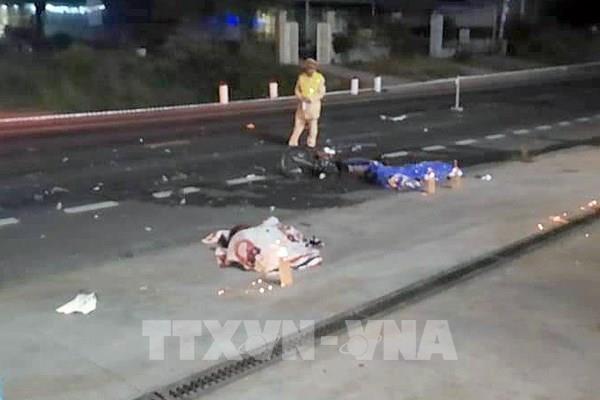 Xe máy va chạm xe ô tô tải, 2 người tử vong