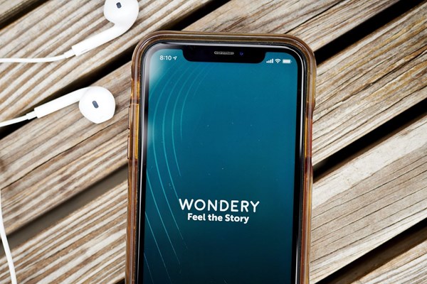 Amazon mua công ty khởi nghiệp sản xuất podcast Wondery