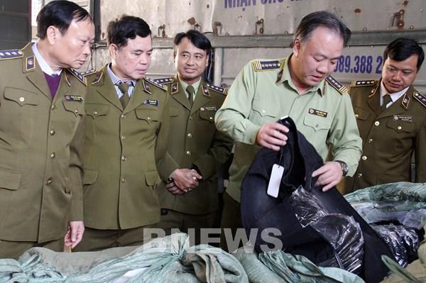 Triệt phá điểm trung chuyển hàng hoá không rõ nguồn gốc cực lớn