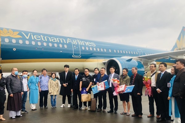 Các hãng hàng không chào đón các vị khách đầu tiên trong năm mới