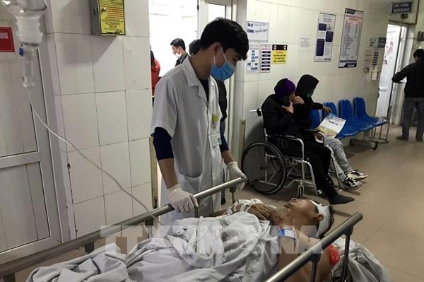 Đứt thang cuốn khiến 11 công nhân thương vong