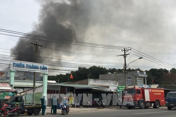 Cháy lớn tại công ty vật liệu xây dựng ở Bình Dương