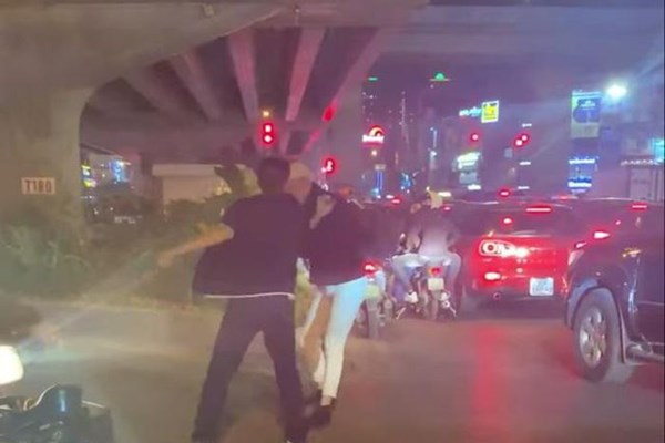 Hà Nội: Bác bỏ thông tin tài xế xe bán tải hành hung người là công an quận Thanh Xuân