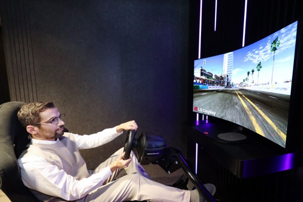 LG "trình làng" màn hình uốn cong tạo âm thanh 48 inch
