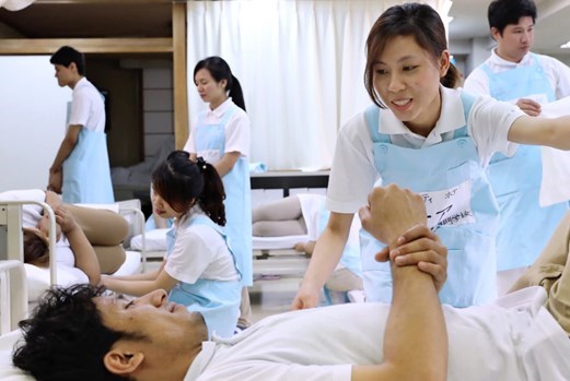 Từ tháng 4, Nhật Bản hỗ trợ lao động chuyển việc sang ngành điều dưỡng
