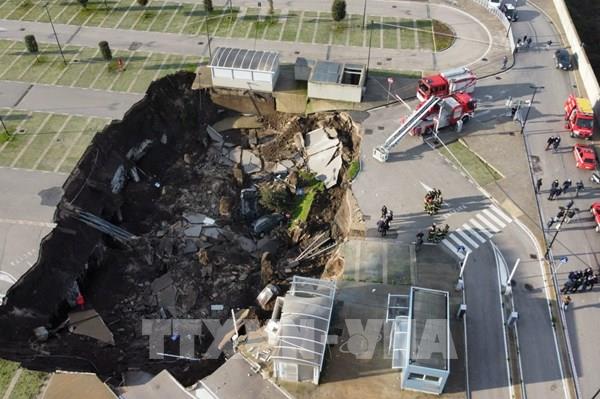 "Hố tử thần" nuốt chửng nhiều ô tô tại Italy