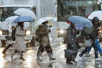 Tuyết rơi dày làm gián đoạn hệ thống giao thông ở Nhật Bản và Tây Ban Nha