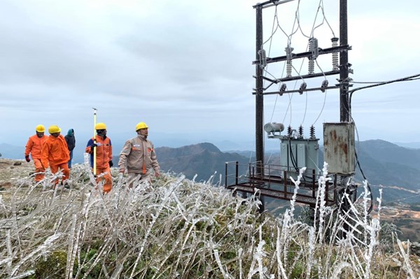 Thợ điện miền Bắc túc trực đảm bảo điện trong băng giá