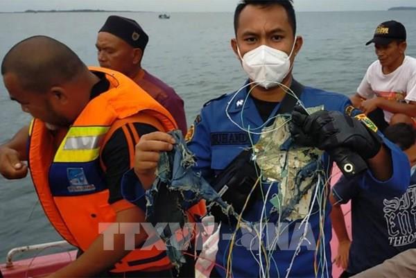Vụ rơi máy bay tại Indonesia: Chiến dịch tìm kiếm kéo dài cả đêm