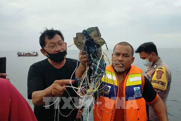 Rơi máy bay ở Indonesia: Tiếp nhận nhiều phần thi thể và vật dụng cá nhân hành khách
