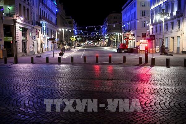 Pháp kéo dài thời gian giới nghiêm đến 6h sáng