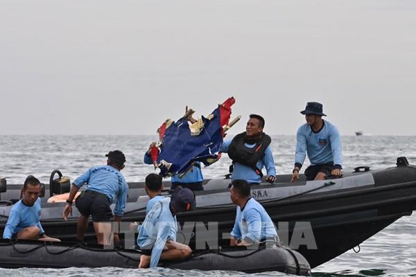 Vụ máy bay rơi tại Indonesia: Thợ lặn đã vớt được một hộp đen