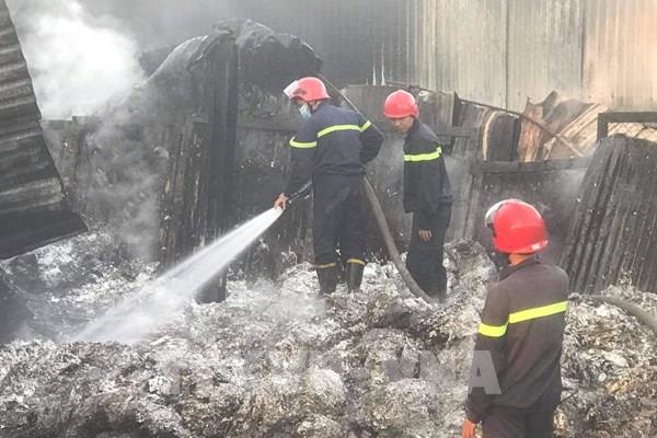 Cháy tại cơ sở chứa phế liệu rộng 2.000 m2
