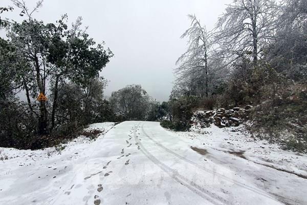 Tuyết rơi dày đặc tại xã vùng cao Y Tý