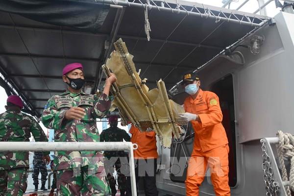 Thêm 3 ngày tìm kiếm, cứu hộ vụ rơi máy bay tại Indonesia