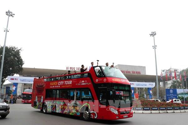Trải nghiệm City tour Hà Nội dịp Tết bằng xe buýt 2 tầng