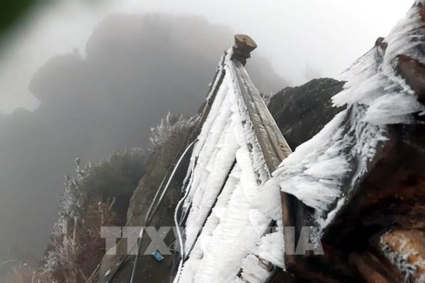 Điện Biên: Băng tuyết xuất hiện, phủ kín đỉnh Khoan La San -  A Pa Chải