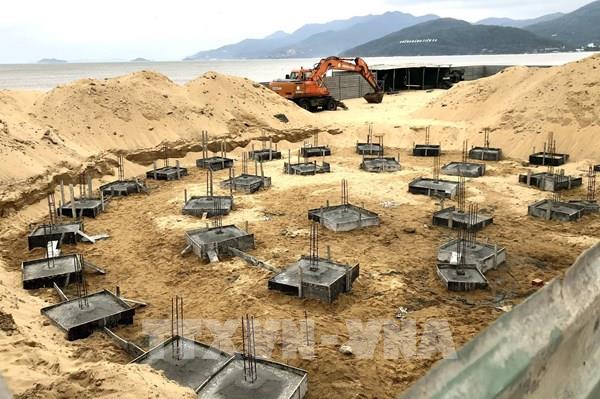 Bình Định yêu cầu tháo dỡ công trình không phép trên bãi biển Quy Nhơn