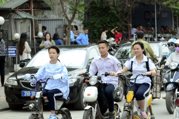 Cần quy định bắt buộc lắp gương chiếu hậu cho xe đạp điện?