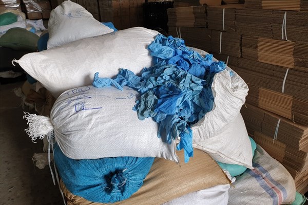 Hòa Bình thu giữ gần 4 tấn găng tay đã qua sử dụng