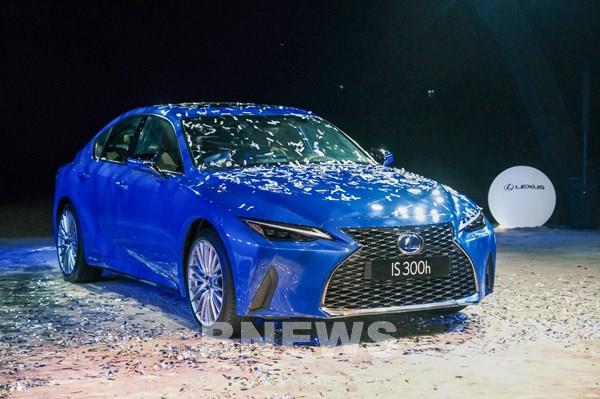 Ra mắt sedan hạng sang cỡ nhỏ Lexus IS 2021 với giá bán từ 2,130 tỷ đồng