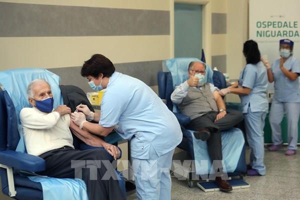 Bloomberg cảnh báo EU có nguy cơ mất 100 tỷ euro do tiêm vaccine ngừa COVID-19 chậm