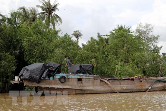 Điều tra tàu hút cát trái phép trên sông Đà