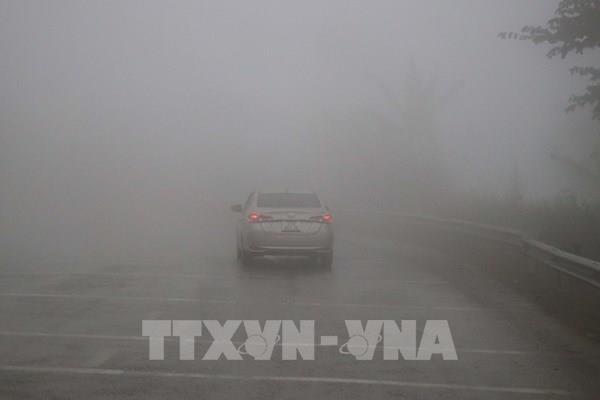 Những lưu ý dành cho ô tô khi di chuyển trong sương mù, thời tiết xấu
