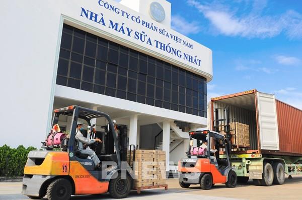 Vinamilk xuất lô hàng sữa hạt và sữa đặc lớn sang thị trường Trung Quốc