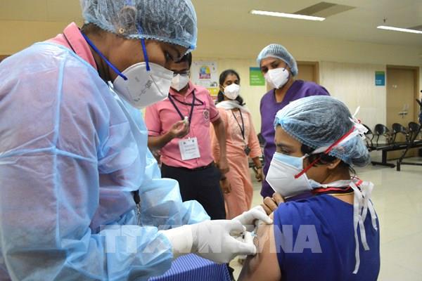 Người dân Ấn Độ đợi kết quả tiêm phòng vaccine COVID-19 để so sánh hiệu quả