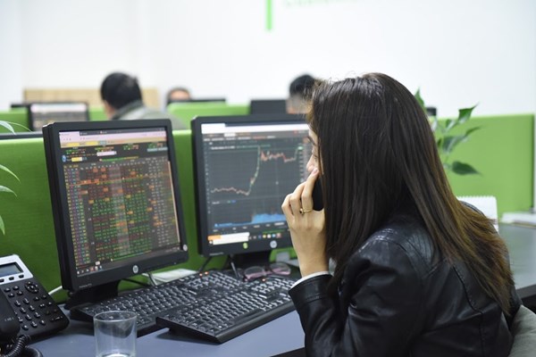 Chứng khoán ngày 18/8: Dòng tiền chững lại, Vn-Index giảm điểm