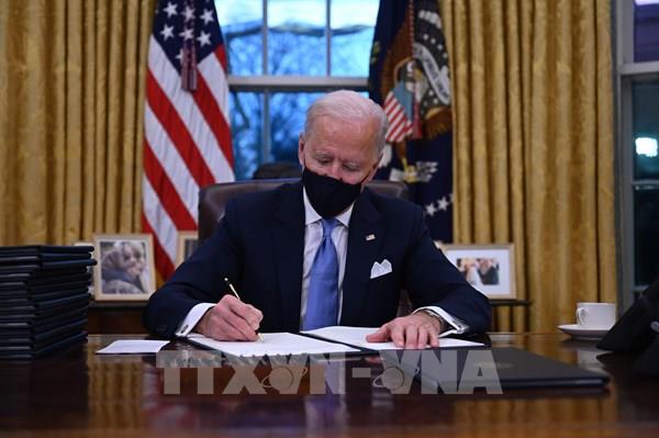 Tân Tổng thống Mỹ ký loạt sắc lệnh đảo ngược chính sách của người tiền nhiệm