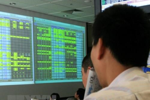 Sắc xanh lan tỏa, VN-Index tăng hơn 15 điểm, tiếp tục lập đỉnh