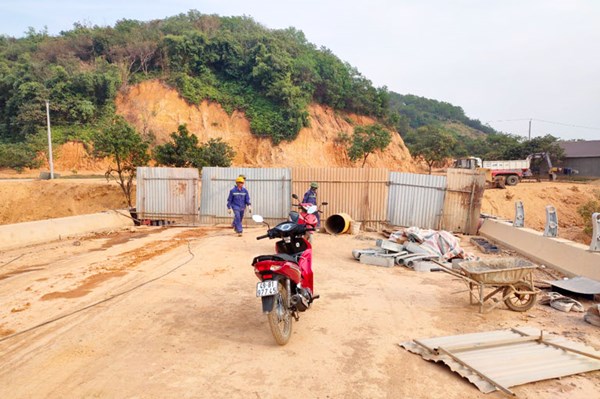 Đóng "lộ phí" cho nhóm người lạ mặt, tài xế vô tư cho xe qua cầu đang thi công